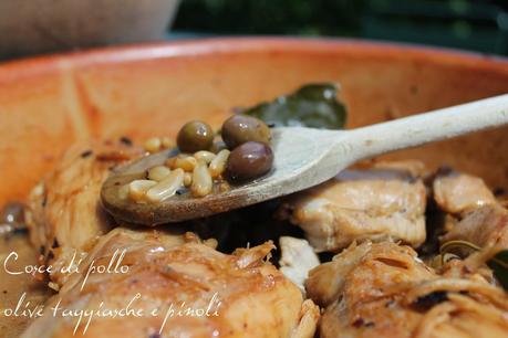 Cosce di pollo, olive taggiasche e pinolo