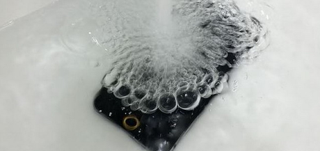 Nuovo-iPhone6-immerso-in-acqua