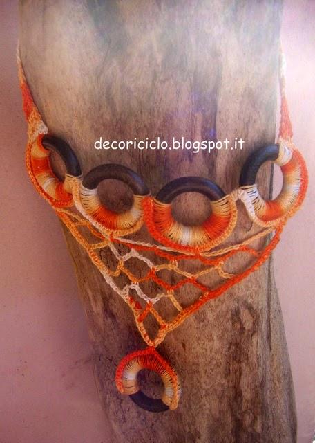 Collana di cotone e anelli di legno (delle tende) Collana di cotone e anelli di legno (delle tende)
