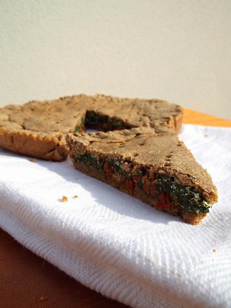 Torta salata integrale con spinaci, ricotta e pomodori secchi