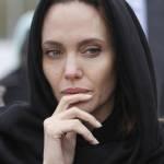 Angelina Jolie macchiata dalla cipria: guai col trucco (foto)
