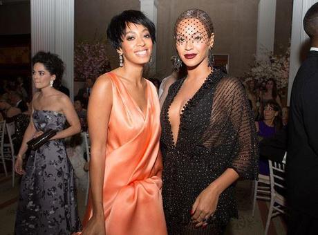 Solange Knowles picchia Jayz: Beyoncè immobile #Sfrantaghirò nel DNA