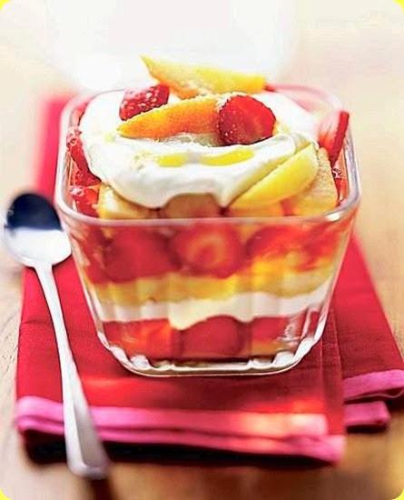 Dolce con fragole e pesche Dolce con fragole e pesche