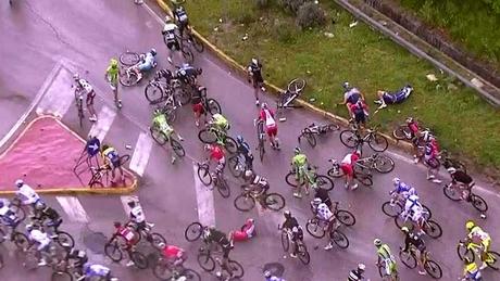 Maxi-Caduta al Giro d'Italia: si ritirano Caruso, Vicioso e Rodriguez