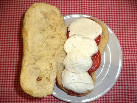 Ciabatta con caprese e melanzane arrostite