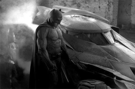 QUEL BATMAN TRISTE DI BEN AFFLECK CHE IL WEB HA GIÀ SEPPELLITO CON UNA RISATA