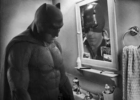 QUEL BATMAN TRISTE DI BEN AFFLECK CHE IL WEB HA GIÀ SEPPELLITO CON UNA RISATA