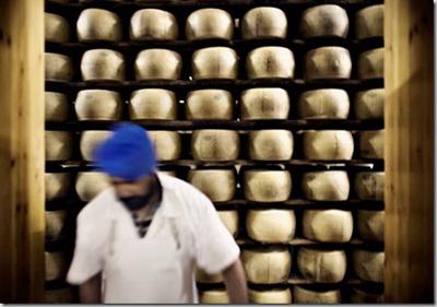 Sikh in un'azienda di Parmigiano Reggiano. ©Marco Gualazzini : LUZphoto