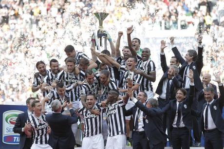 Juventus, festa scudetto in campo con invasione degli ultrà