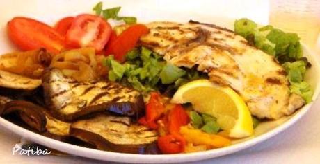 Pesce spada marinato con verdure fresche e grigliate pesce-spada-con-verdure-alla-griglia-e-fresch-L-VCf9mX