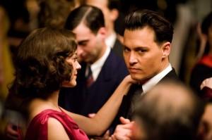 marion-cotillard-e-johnny-depp-in-una-scena-del-film-nemico-pubblico1