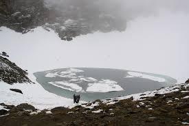 IL LAGO ROOPKUND, SULL'HIMALAYA