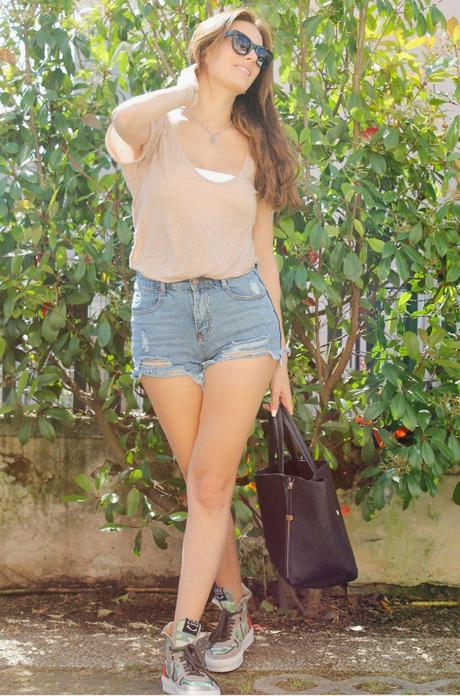 RIPPED DENIM SHORTS barbara valentina grimaldi fashion blogger_lovehandmade fashion blog_ripped denim shorts high waisted_spiked bangle persunmall_white top beige shirt zara_she loves you spektre sunglasses_big black diva shades_bershka maxibag_voile blache sneakers airy mesh_michal golan neclace collana mano fatima