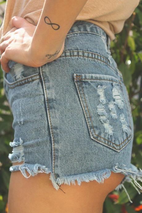 RIPPED DENIM SHORTS barbara valentina grimaldi fashion blogger_lovehandmade fashion blog_ripped denim shorts high waisted_spiked bangle persunmall_white top beige shirt zara_she loves you spektre sunglasses_big black diva shades_bershka maxibag_voile blache sneakers airy mesh_michal golan neclace collana mano fatima