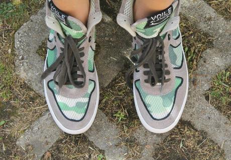 RIPPED DENIM SHORTS barbara valentina grimaldi fashion blogger_lovehandmade fashion blog_ripped denim shorts high waisted_spiked bangle persunmall_white top beige shirt zara_she loves you spektre sunglasses_big black diva shades_bershka maxibag_voile blache sneakers airy mesh_michal golan neclace collana mano fatima