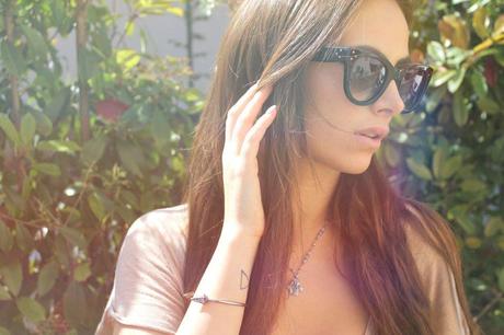 RIPPED DENIM SHORTS barbara valentina grimaldi fashion blogger_lovehandmade fashion blog_ripped denim shorts high waisted_spiked bangle persunmall_white top beige shirt zara_she loves you spektre sunglasses_big black diva shades_bershka maxibag_voile blache sneakers airy mesh_michal golan neclace collana mano fatima