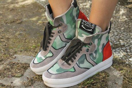 RIPPED DENIM SHORTS barbara valentina grimaldi fashion blogger_lovehandmade fashion blog_ripped denim shorts high waisted_spiked bangle persunmall_white top beige shirt zara_she loves you spektre sunglasses_big black diva shades_bershka maxibag_voile blache sneakers airy mesh_michal golan neclace collana mano fatima