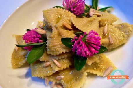 Farfalle rigate risottate in crema di fave e fiori di trifoglio