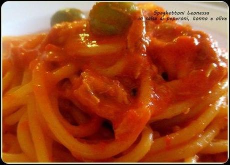 Spaghettoni in salsa di peperoni, tonno e olive