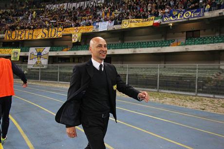 Il mister saluta e ringrazia la curva dopo la vittoria sull'Inter - FOTO GALETTO - IL NAZIONALE