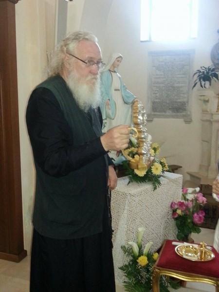 c L'Igumeno Cipriano nella Chiesa Madre mostra le Reliquie di San Nicola c LIgumeno Cipriano nella Chiesa Madre mostra le Reliquie di San Nicola 450x600