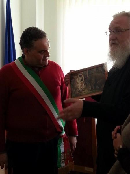 n L'Igumeno Cipriano dona un immagine di San Serafino n LIgumeno Cipriano dona un immagine di San Serafino 450x600