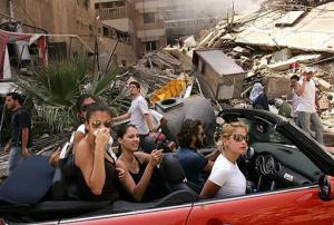 Spencer Platt, ragazze libanesi nel quartiere sud di Beirut.