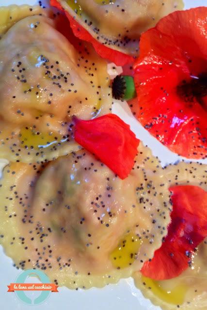 Ravioli ripieni di pomodoro ai fiori di papavero