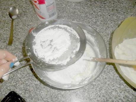 Aggiungere lo zucchero a velo setacciato e altri due cucchiai di latte, mescolare formando una crema.