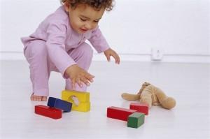 bambina-1-2-anni-gioca-costruzioni_600x398