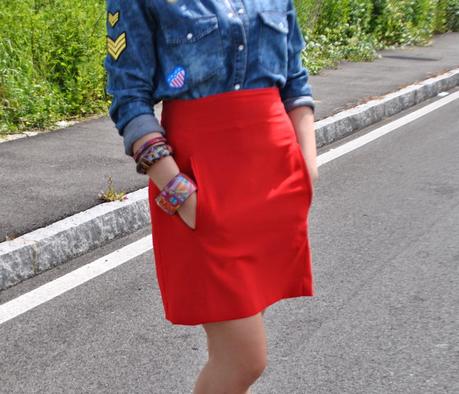 gonna rossa a vita alta e camicia in denim outfit gonna rossa a vita alta e camicia in denim outfit gonna a vita alta outfit camicia in denim come abbinare la camicia in denim fashion blogger italiane outfit di mariafelicia magno fashion blogger di colorblock by felym outfit gioielli giolina e angelo outfit maggio 2014 outfit primaverili blog di moda di mariafelicia magno abbinamenti gonna a tubino tacchi e gonna come abbinare la gonna rossa mariafelicia magno blogger di colorblock by felym occhiali da sole carrera camicia in denim con applicazioni pimkie decolletè di jeans replay bracciali desigual