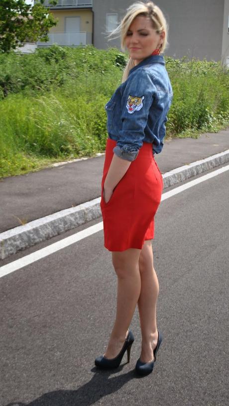 outfit gonna rossa a vita alta e camicia in denim outfit gonna rossa a vita alta e camicia in denim outfit gonna a vita alta outfit camicia in denim come abbinare la camicia in denim fashion blogger italiane outfit di mariafelicia magno fashion blogger di colorblock by felym outfit gioielli giolina e angelo outfit maggio 2014 outfit primaverili blog di moda di mariafelicia magno abbinamenti gonna a tubino tacchi e gonna come abbinare la gonna rossa mariafelicia magno blogger di colorblock by felym occhiali da sole carrera camicia in denim con applicazioni pimkie decolletè di jeans replay bracciali desigual