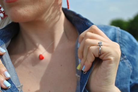 girocollo invisibile con cuore rosso in argento smaltato giolina e angelo outfit gonna rossa a vita alta e camicia in denim outfit gonna a vita alta outfit camicia in denim come abbinare la camicia in denim fashion blogger italiane outfit di mariafelicia magno fashion blogger di colorblock by felym outfit gioielli giolina e angelo outfit maggio 2014 outfit primaverili blog di moda di mariafelicia magno abbinamenti gonna a tubino tacchi e gonna come abbinare la gonna rossa mariafelicia magno blogger di colorblock by felym occhiali da sole carrera camicia in denim con applicazioni pimkie decolletè di jeans replay bracciali desigual