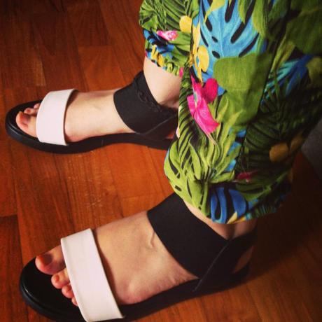 Una selfie dei piedi di NonnaSO: flat sandals Pimkie e tropical print pants Terranova - tutto lowcost that makes me happy :D
