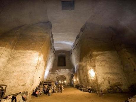 Signori si scende … si osserva e si mangia! Galleria Borbonica