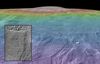 Il punto in cui un tempo le pendici dell’Arsia Mons erano avvolte da un ghiacciaio, evidenziate dalle increspature del terreno in primo piano (i colori indicano l’altitudine). Crediti: NASA/Goddard Space Flight Center/Arizona State University/Brown University