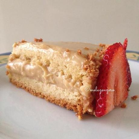 torta nocciola con crema e fragole