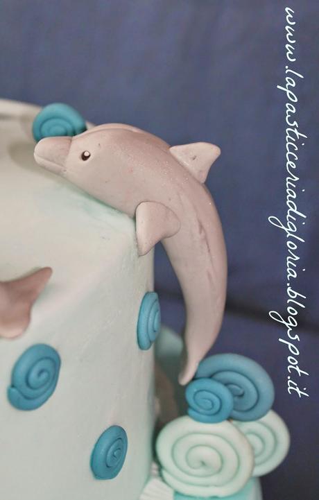 Una tenera torta con delfini