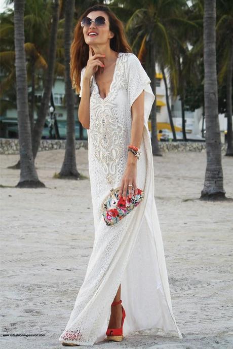 Lungo caftano pizzo bianco a Miami Beach