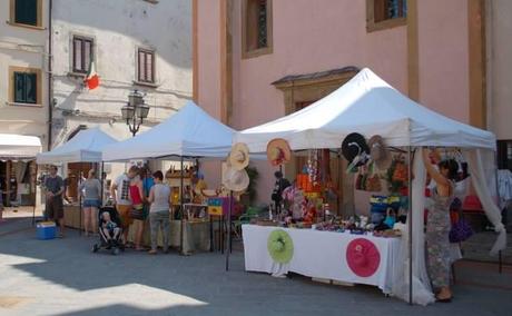Mercatino dei prodotti tipici e dell'artigianato / Market of Local Products and Crafts