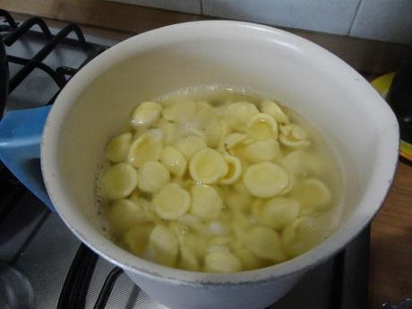 Orecchiette fatte in casa con salsa di rucola, mandorle e pomodorini