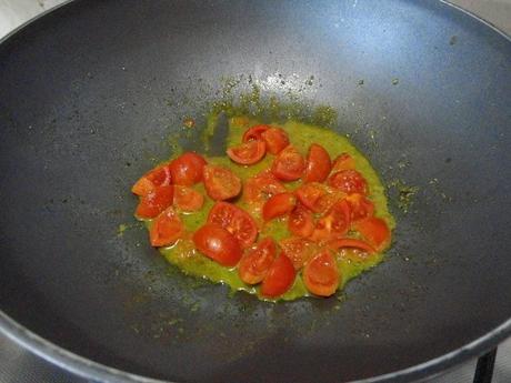 Orecchiette fatte in casa con salsa di rucola, mandorle e pomodorini