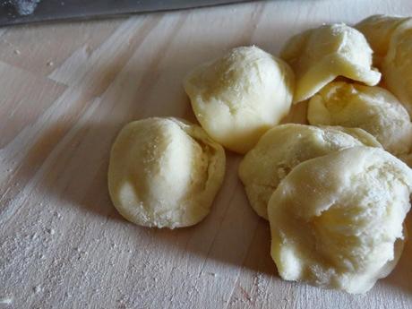 Orecchiette fatte in casa con salsa di rucola, mandorle e pomodorini