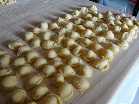 Orecchiette fatte in casa con salsa di rucola, mandorle e pomodorini