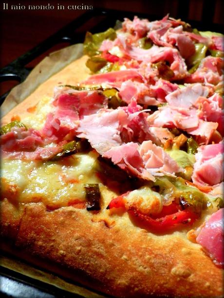 PIZZA con FRIGGITELLI, gruyere e PORCHETTA PIZZA con FRIGGITELLI, gruyere e PORCHETTA