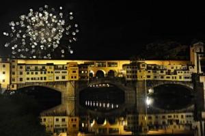 Stefano Ricci illumina Ponte Vecchio con tanto di show in Arno