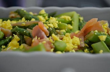 Insalata di asparagi e salmone