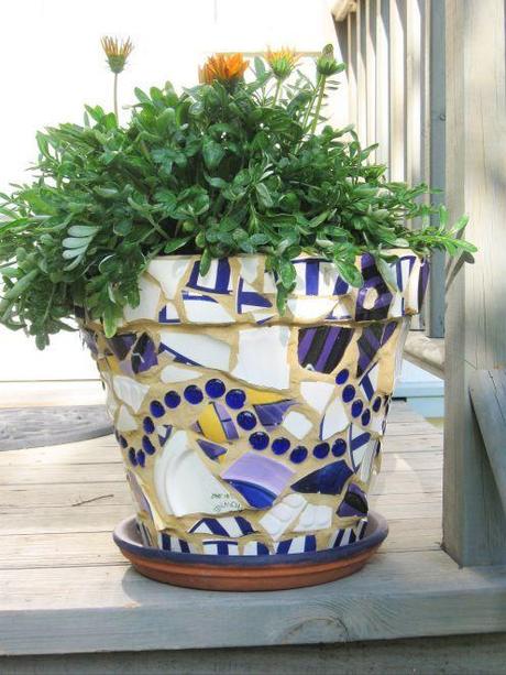 http://kartikadamon.hubpages.com/hub/Making-Beautiful-Mosaic-Flower-Pots