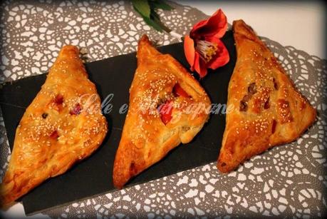TRIANGOLI DI SFOGLIA CON SALSICCIA E PEPERONI TRIANGOLI DI SFOGLIA CON SALSICCIA E PEPERONI