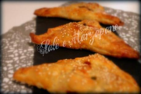 TRIANGOLI DI SFOGLIA CON SALSICCIA E PEPERONI TRIANGOLI DI SFOGLIA CON SALSICCIA E PEPERONI